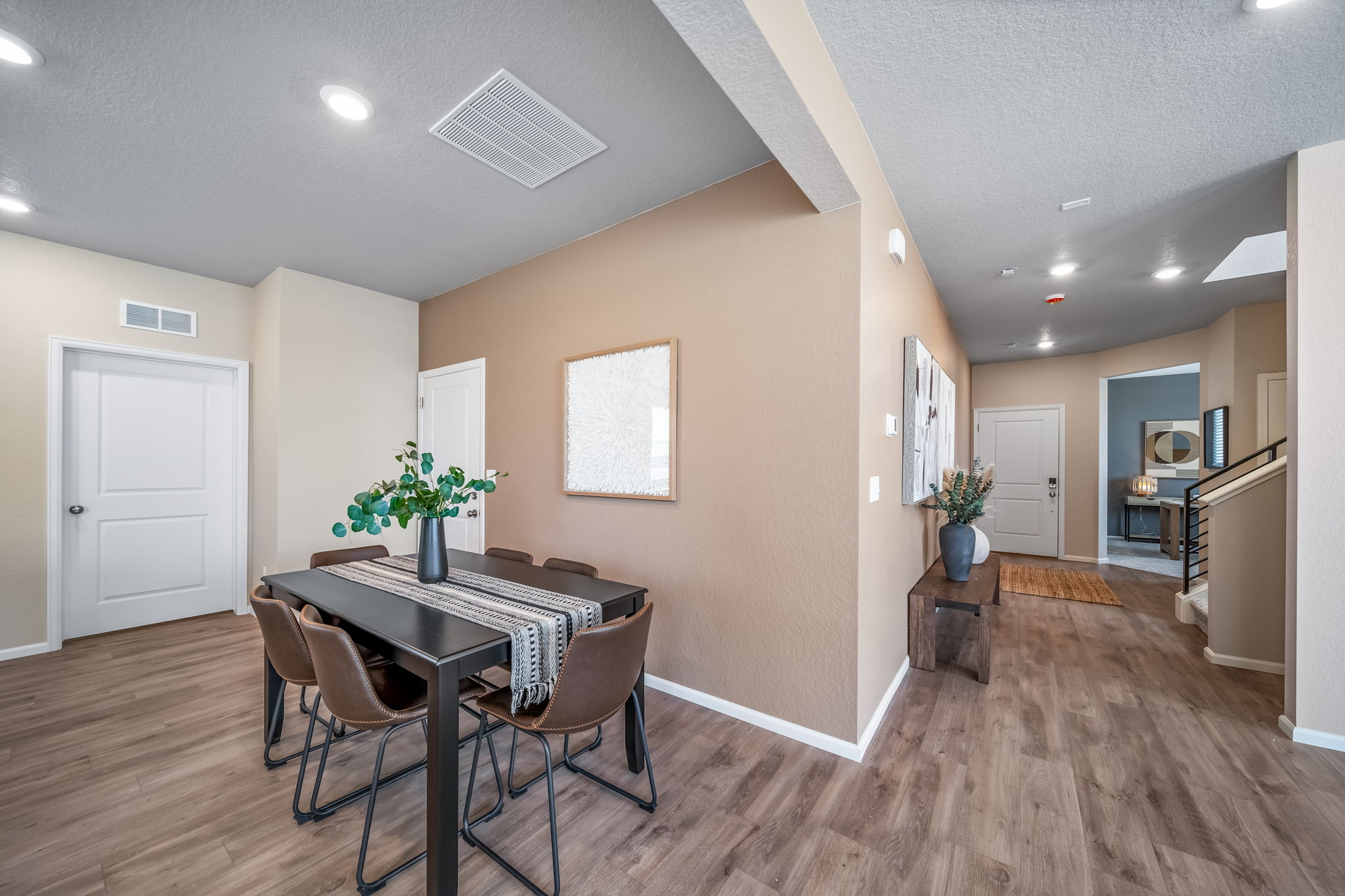 934-Griffin 22291 Dining Area