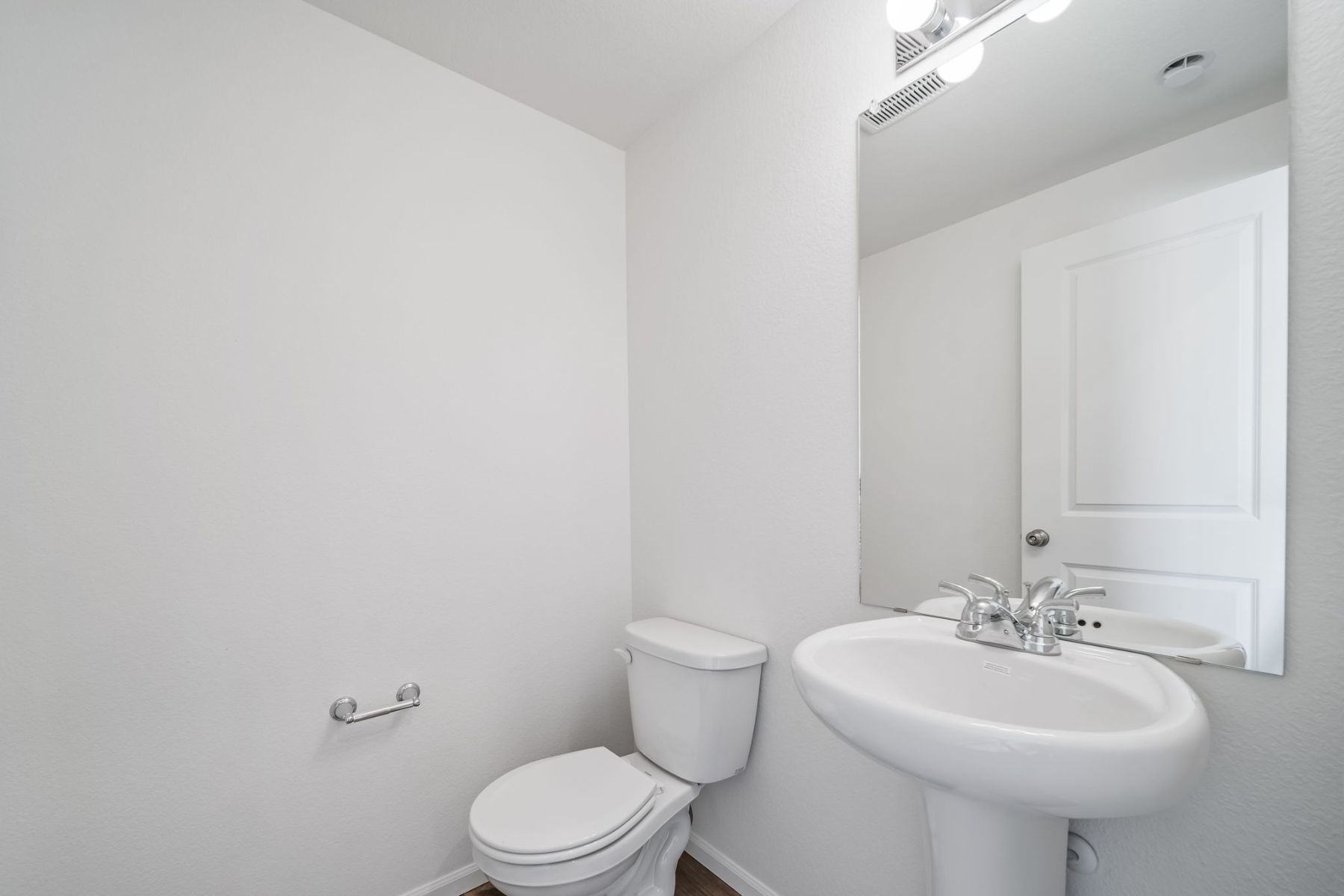 933 Selma 22293 Powder Room