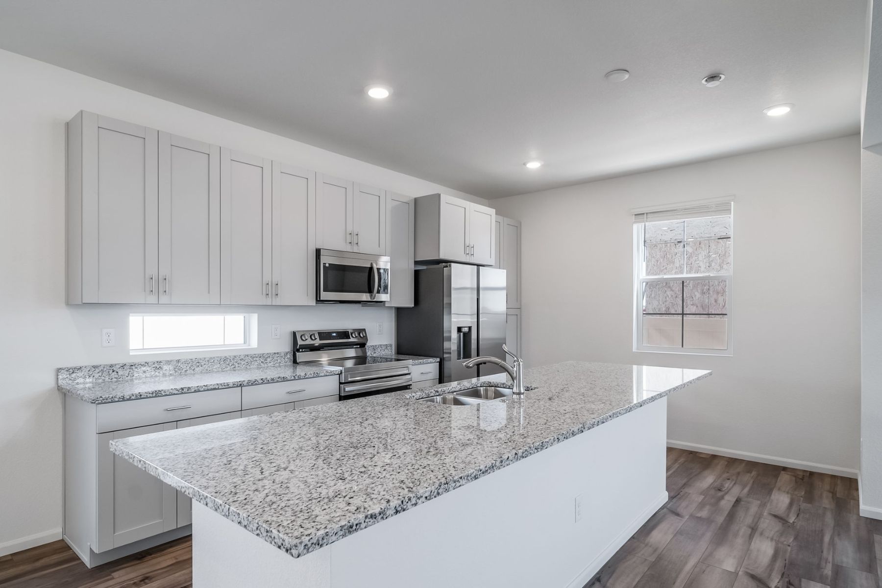 933 Selma 22293 Kitchen