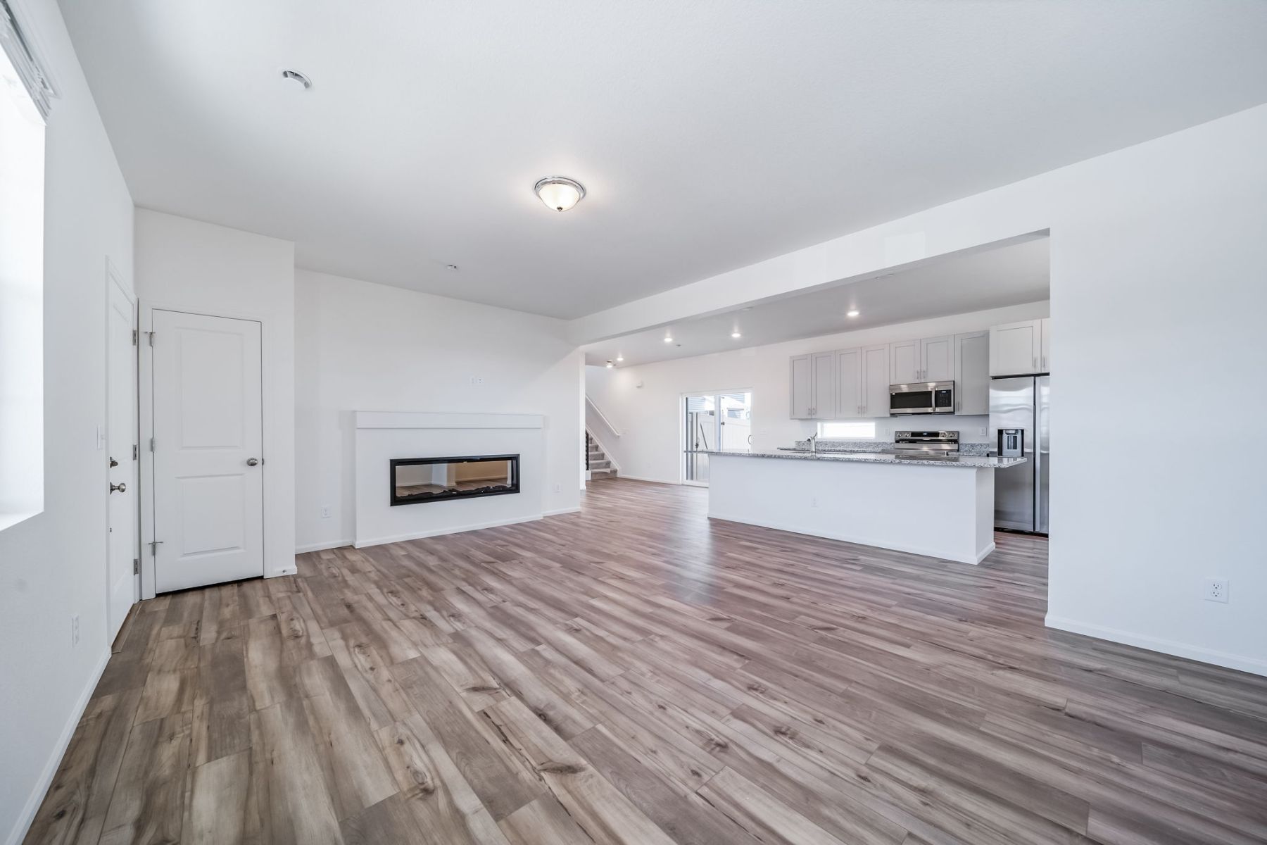 933 Selma 22293 Great Room