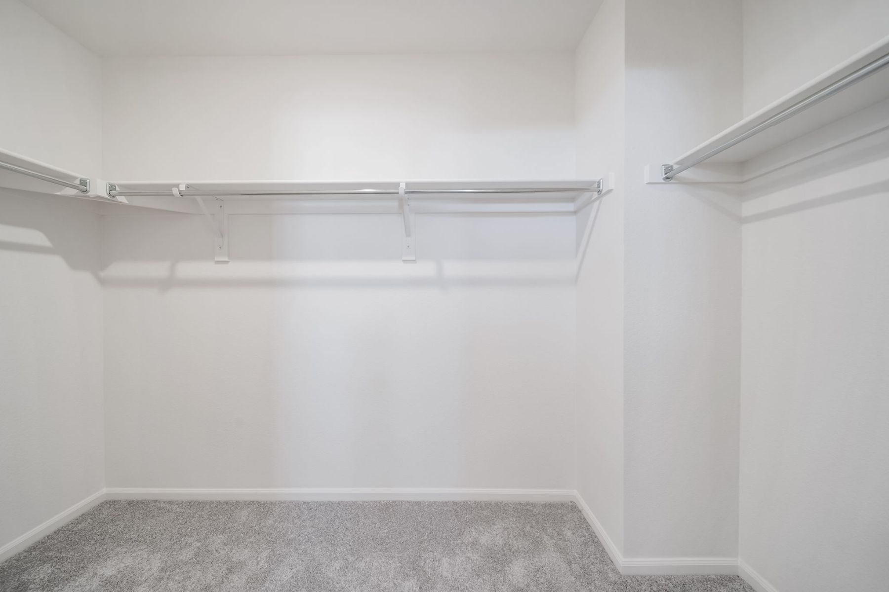 933 Selma 22293 Primary Closet