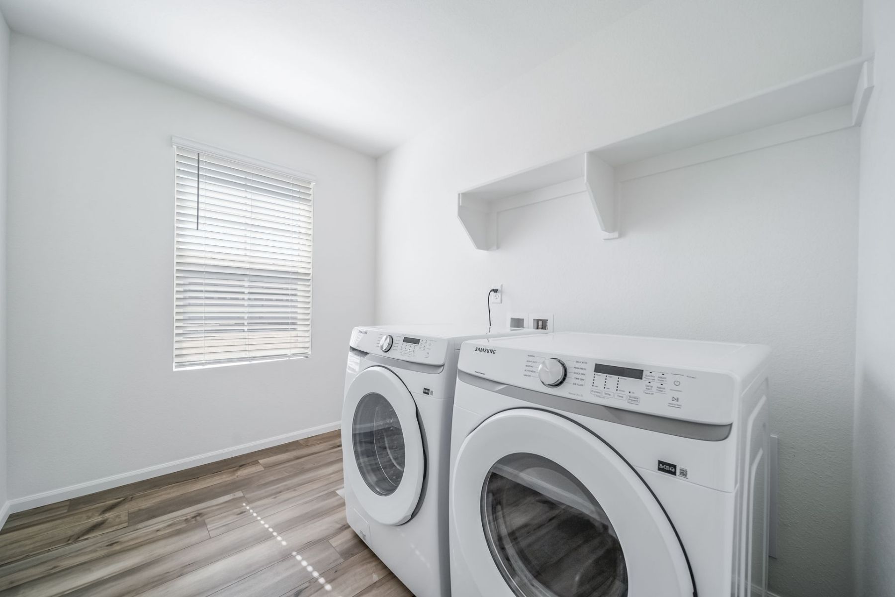 933 Selma 22293 Laundry Room