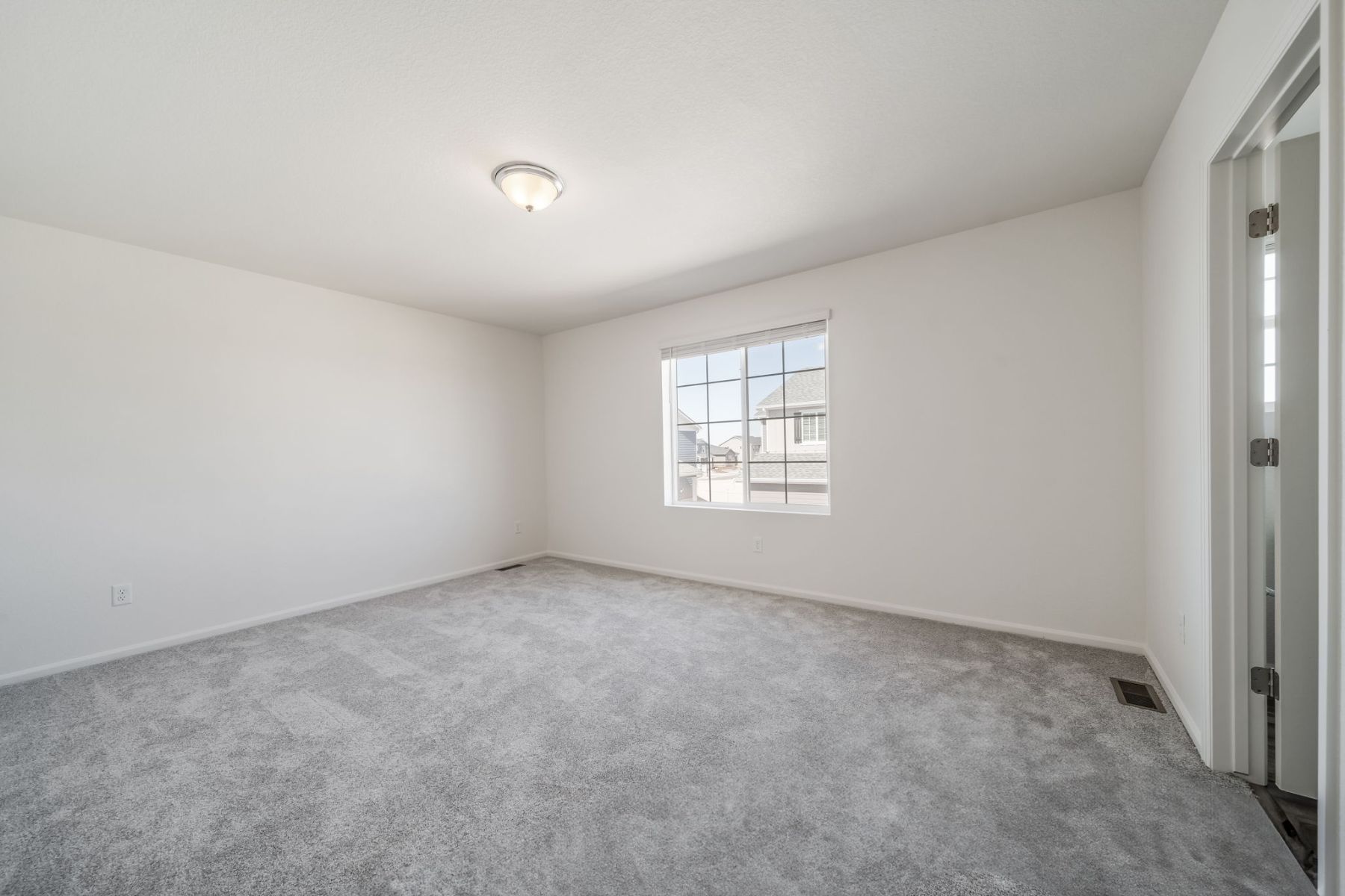 933 Selma 22293 Primary Bedroom