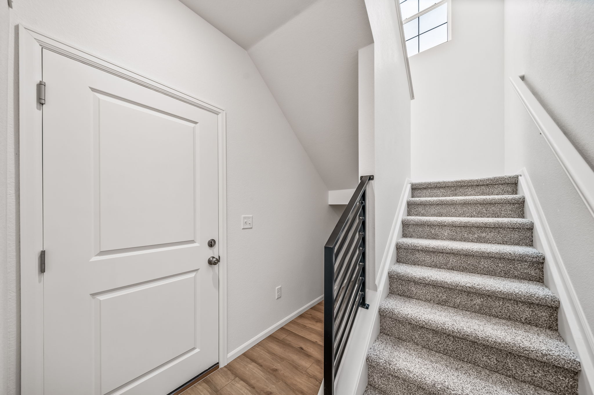 931-dalton-porchlight-22381-entry